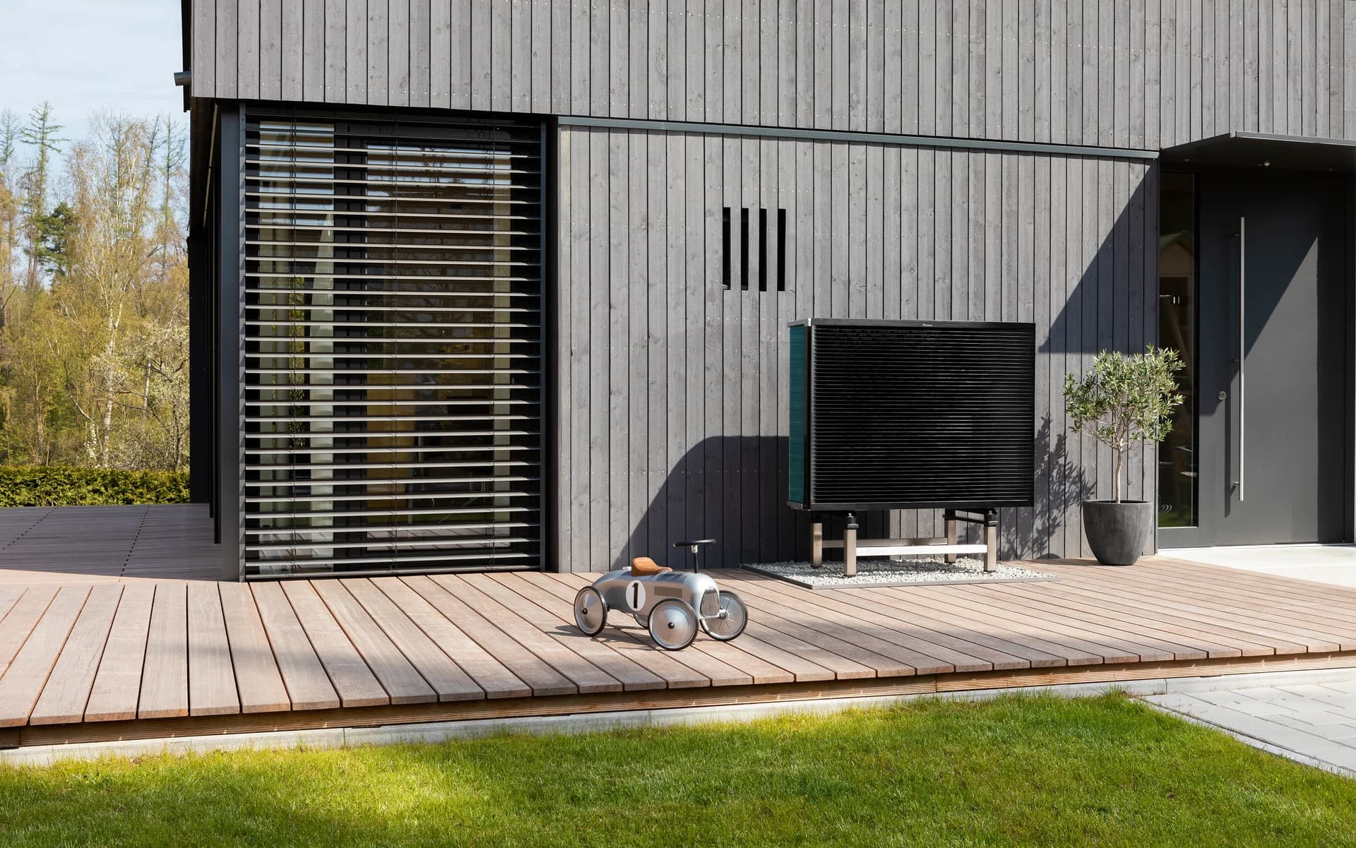 Daikin Altherma lucht-waterwarmtepomp bij een woning; officiële fabrikantfoto